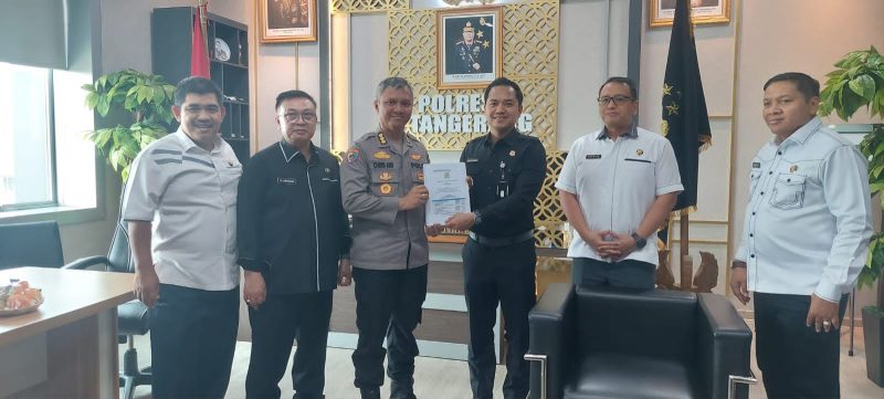 Wakapolresta Tangerang Kombes Pol Christian Aer (ketiga dari kiri) menyerahkan dokumen kajian kepada perwakilan Serdik Sespimmen Polri Dikreg ke-67 disaksikan Pengawas Poklat XXI Brigjen Pol Defrian Donimando dan jajaran di Mapolresta Tangerang. (Dok. HUMAS POLRESTA TANGERANG). 