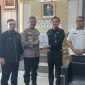 Wakapolresta Tangerang Kombes Pol Christian Aer (ketiga dari kiri) menyerahkan dokumen kajian kepada perwakilan Serdik Sespimmen Polri Dikreg ke-67 disaksikan Pengawas Poklat XXI Brigjen Pol Defrian Donimando dan jajaran di Mapolresta Tangerang. (Dok. HUMAS POLRESTA TANGERANG). 
