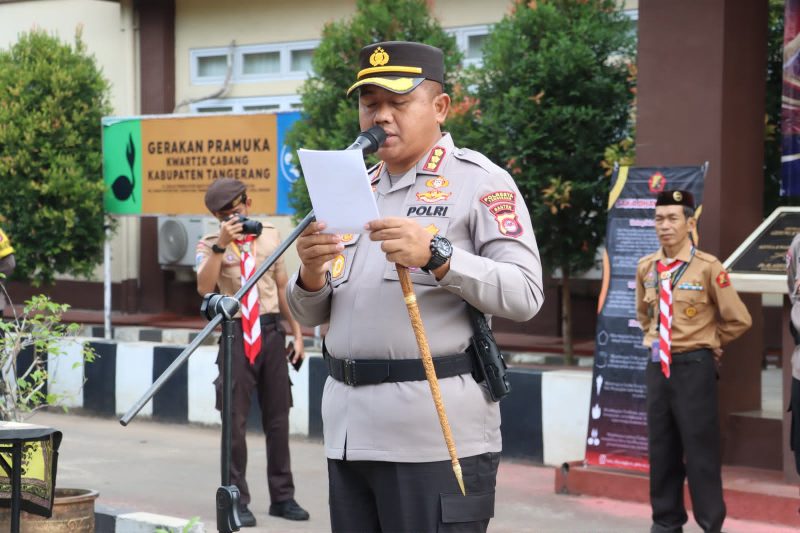 Kapolresta Tangerang Kombes Pol Andi Muhammad Indra Waspada Amirullah memimpin amanat pada Peringatan Hari Pramuka di halaman Gedung Gerakan Pramuka Kwartir Cabang Kabupaten Tangerang. (Dok. Humas Polresta Tangerang) 