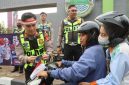 Anggota Polresta Tangerang membagikan bendera Merah Putih sekaligus memberikan edukasi tertib lalu lintas kepada pengendara di Lampu Merah Jalan Baru, Cikupa, Kabupaten Tangerang. (Dok. Humas Polresta Tangerang) 