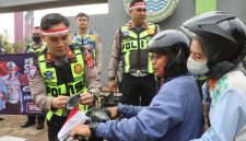 Anggota Polresta Tangerang membagikan bendera Merah Putih sekaligus memberikan edukasi tertib lalu lintas kepada pengendara di Lampu Merah Jalan Baru, Cikupa, Kabupaten Tangerang. (Dok. Humas Polresta Tangerang) 