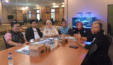 Silaturahmi Pengurus PW FRN Banten bersama jajaran Polres Cilegon dalam rangka mempererat sinergi dan kemitraan media, dihadiri Ketua DPW PW FRN Banten, Roslina, dan Kasi Humas Polres Cilegon, AKP Imam Maryono Syopian, beserta jajaran.