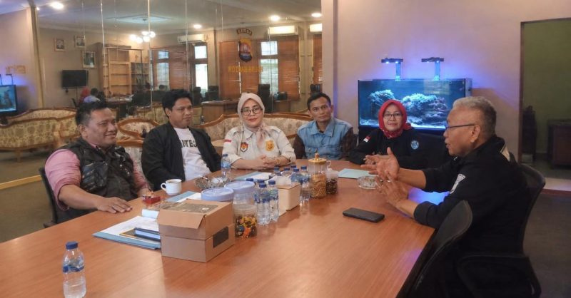 Silaturahmi Pengurus PW FRN Banten bersama jajaran Polres Cilegon dalam rangka mempererat sinergi dan kemitraan media, dihadiri Ketua DPW PW FRN Banten, Roslina, dan Kasi Humas Polres Cilegon, AKP Imam Maryono Syopian, beserta jajaran.