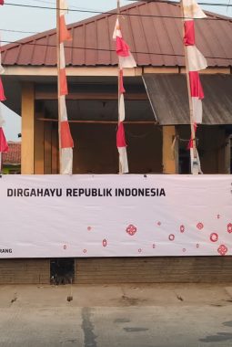 Sambut HUT ke 81 RI, Spanduk Kemerdekaan di UPT Pakuhaji Curi Perhatian Warga