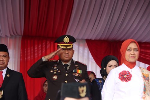 Kapolresta Tangerang Kombes Pol Andi Muhammad Indra Waspada Amirullah memberikan hormat dengan pakaian dinas upacara di panggung kehormatan HUT ke-81 RI.