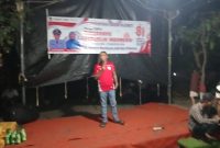 Kepala Desa Klebet, Jamarudin, menyampaikan kata sambutan dan arahan kepada warga Kampung Santri Kepuh RT 002/RW 001, Desa Klebet, Kecamatan Kemiri, dalam rangkaian acara panggung gembira dan lomba karaoke peringatan HUT RI ke-81 pada 17 Agustus 2026. (Dok. Forum Jurnalis Kemiri).