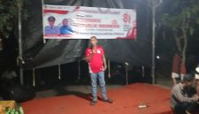Kepala Desa Klebet, Jamarudin, menyampaikan kata sambutan dan arahan kepada warga Kampung Santri Kepuh RT 002/RW 001, Desa Klebet, Kecamatan Kemiri, dalam rangkaian acara panggung gembira dan lomba karaoke peringatan HUT RI ke-81 pada 17 Agustus 2026. (Dok. Forum Jurnalis Kemiri).