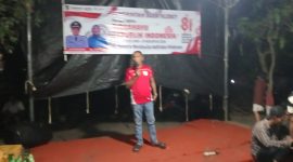 Kepala Desa Klebet, Jamarudin, menyampaikan kata sambutan dan arahan kepada warga Kampung Santri Kepuh RT 002/RW 001, Desa Klebet, Kecamatan Kemiri, dalam rangkaian acara panggung gembira dan lomba karaoke peringatan HUT RI ke-81 pada 17 Agustus 2026. (Dok. Forum Jurnalis Kemiri). 