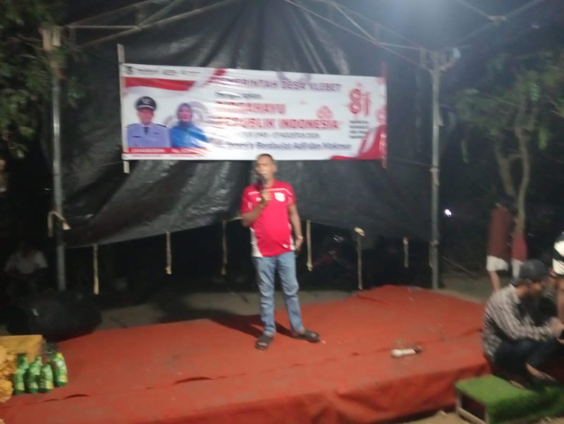 Kepala Desa Klebet, Jamarudin, menyampaikan kata sambutan dan arahan kepada warga Kampung Santri Kepuh RT 002/RW 001, Desa Klebet, Kecamatan Kemiri, dalam rangkaian acara panggung gembira dan lomba karaoke peringatan HUT RI ke-81 pada 17 Agustus 2026. (Dok. Forum Jurnalis Kemiri). 