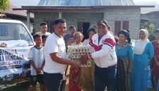 Karel Maku Turun Langsung Salurkan Bantuan Gempa, Warga Nirmala dan Takatunga Terima Kepedulian Gerindra.
