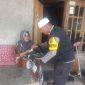 Bhabinkamtibmas Desa Kemiri, Aiptu Johana, menyerahkan bantuan sembako secara door to door kepada warga kurang mampu(dok.istimewa)