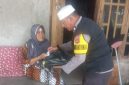 Bhabinkamtibmas Polsek Mauk Aiptu Johana menyerahkan bantuan paket sembako secara door to door kepada warga lansia kurang mampu di Kampung Kemiri Sabrang, Desa Kemiri, Kecamatan Kemiri, Kamis 20/8/2026. (Dok. FjK) 
