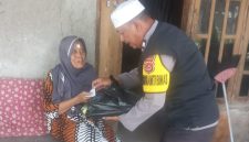Bhabinkamtibmas Polsek Mauk Aiptu Johana menyerahkan bantuan paket sembako secara door to door kepada warga lansia kurang mampu di Kampung Kemiri Sabrang, Desa Kemiri, Kecamatan Kemiri, Kamis 20/8/2026. (Dok. FjK)
