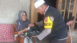 Bhabinkamtibmas Polsek Mauk Aiptu Johana menyerahkan bantuan paket sembako secara door to door kepada warga lansia kurang mampu di Kampung Kemiri Sabrang, Desa Kemiri, Kecamatan Kemiri, Kamis 20/8/2026. (Dok. FjK) 