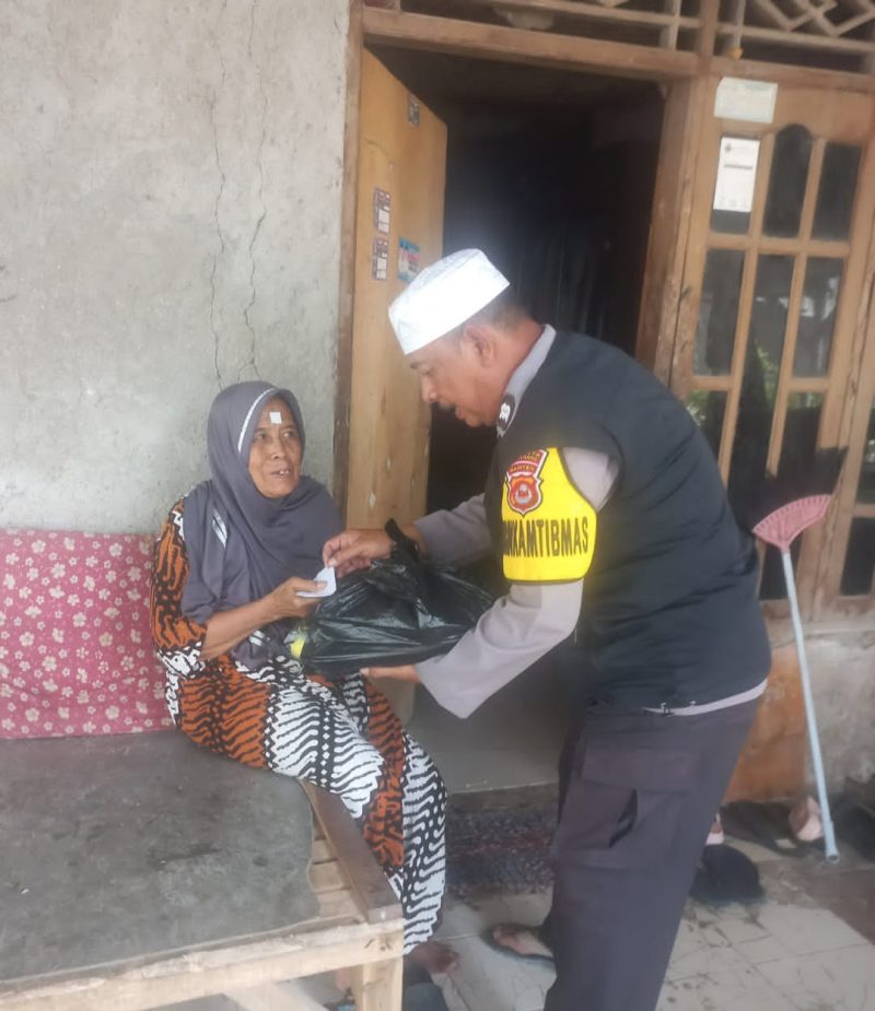 Bhabinkamtibmas Polsek Mauk Aiptu Johana menyerahkan bantuan paket sembako secara door to door kepada warga lansia kurang mampu di Kampung Kemiri Sabrang, Desa Kemiri, Kecamatan Kemiri, Kamis 20/8/2026. (Dok. FjK) 