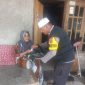 Bhabinkamtibmas Polsek Mauk Aiptu Johana menyerahkan bantuan paket sembako secara door to door kepada warga lansia kurang mampu di Kampung Kemiri Sabrang, Desa Kemiri, Kecamatan Kemiri, Kamis 20/8/2026. (Dok. FjK) 