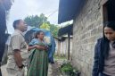 Pasca Gempa, Bupati Ngada, Raymundus Bena Turun Langsung Pastikan Warga Pape Dapat Perhatian. (Foto: Humas Prokopim Ngada)