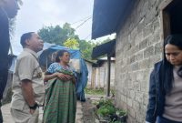 Pasca Gempa, Bupati Ngada, Raymundus Bena Turun Langsung Pastikan Warga Pape Dapat Perhatian. (Foto: Humas Prokopim Ngada)