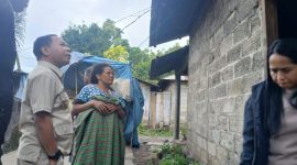 Pasca Gempa, Bupati Ngada, Raymundus Bena Turun Langsung Pastikan Warga Pape Dapat Perhatian. (Foto: Humas Prokopim Ngada)