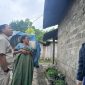 Pasca Gempa, Bupati Ngada, Raymundus Bena Turun Langsung Pastikan Warga Pape Dapat Perhatian. (Foto: Humas Prokopim Ngada)
