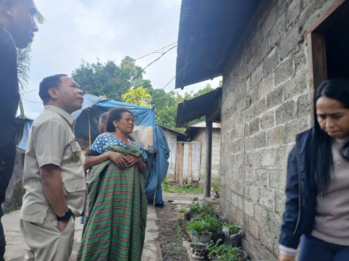 Pasca Gempa, Bupati Ngada, Raymundus Bena Turun Langsung Pastikan Warga Pape Dapat Perhatian. (Foto: Humas Prokopim Ngada)