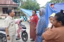 Bupati Ngada, Raymundus Bena meninjau lokasi gempa dan menyambangi warga sekaligus menyerahkan bantuan darurat. (Foto: Elfrat Frans Dhena)