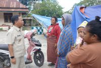 Bupati Ngada, Raymundus Bena meninjau lokasi gempa dan menyambangi warga sekaligus menyerahkan bantuan darurat. (Foto: Elfrat Frans Dhena)