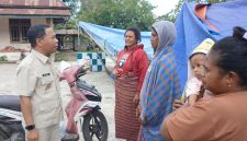 Bupati Ngada, Raymundus Bena meninjau lokasi gempa dan menyambangi warga sekaligus menyerahkan bantuan darurat. (Foto: Elfrat Frans Dhena)