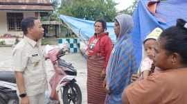 Bupati Ngada, Raymundus Bena meninjau lokasi gempa dan menyambangi warga sekaligus menyerahkan bantuan darurat. (Foto: Elfrat Frans Dhena)