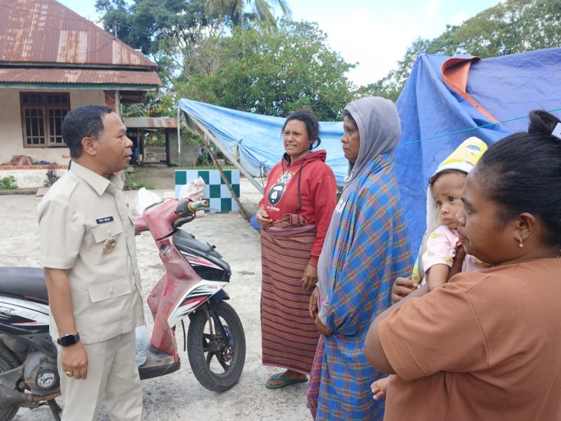 Bupati Ngada, Raymundus Bena meninjau lokasi gempa dan menyambangi warga sekaligus menyerahkan bantuan darurat. (Foto: Elfrat Frans Dhena)
