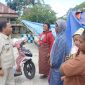 Bupati Ngada, Raymundus Bena meninjau lokasi gempa dan menyambangi warga sekaligus menyerahkan bantuan darurat. (Foto: Elfrat Frans Dhena)