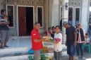 Ketua DPC PDIP Ngada, Wilfridus Muga ketika menyambangi rumah korban dan menyerahkan bantuan. (Foto: Elfrat Frans Dhena)