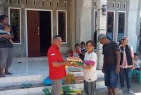 Ketua DPC PDIP Ngada, Wilfridus Muga ketika menyambangi rumah korban dan menyerahkan bantuan. (Foto: Elfrat Frans Dhena)