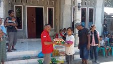 Ketua DPC PDIP Ngada, Wilfridus Muga ketika menyambangi rumah korban dan menyerahkan bantuan. (Foto: Elfrat Frans Dhena)