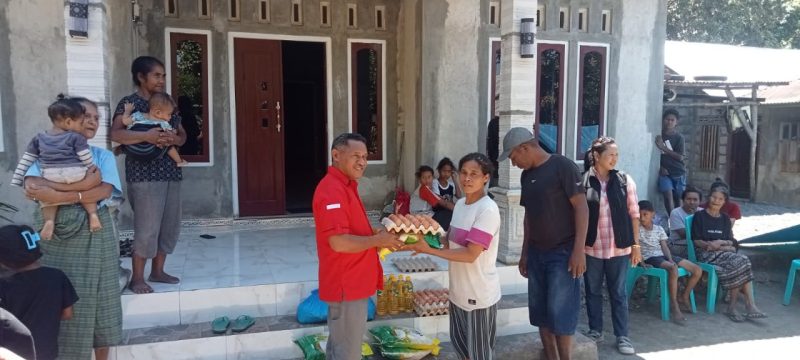 Ketua DPC PDIP Ngada, Wilfridus Muga ketika menyambangi rumah korban dan menyerahkan bantuan. (Foto: Elfrat Frans Dhena)