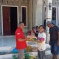 Ketua DPC PDIP Ngada, Wilfridus Muga ketika menyambangi rumah korban dan menyerahkan bantuan. (Foto: Elfrat Frans Dhena)