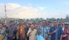 Bupati Ray Bena Bergerak Tanpa Henti, 89 Paket Bantuan Darurat Tiba di Alowulan dan Ize. (Foto: Elfrat Frans Dhena).