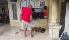 Warga bersama personel kepolisian melakukan pengecekan terhadap perempuan paruh baya yang ditemukan di Kampung Pasar Begog, Kecamatan Pontang.