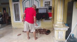 Warga bersama personel kepolisian melakukan pengecekan terhadap perempuan paruh baya yang ditemukan di Kampung Pasar Begog, Kecamatan Pontang.