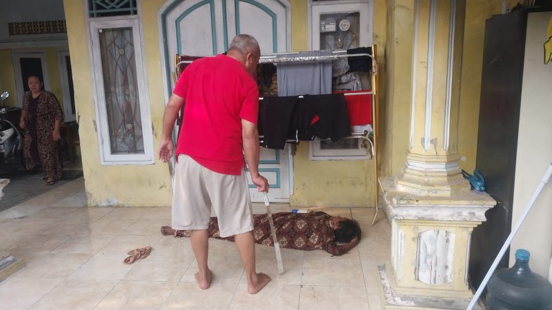 Warga bersama personel kepolisian melakukan pengecekan terhadap perempuan paruh baya yang ditemukan di Kampung Pasar Begog, Kecamatan Pontang.