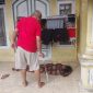 Warga bersama personel kepolisian melakukan pengecekan terhadap perempuan paruh baya yang ditemukan di Kampung Pasar Begog, Kecamatan Pontang.