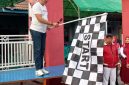 Lurah Kutabumi Ade Sunaryo membuka kegiatan jalan sehat RW 017 dengan mengibarkan bendera start.