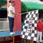 Lurah Kutabumi Ade Sunaryo membuka kegiatan jalan sehat RW 017 dengan mengibarkan bendera start.