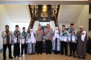 “Kapolda Banten Irjen Pol. Hengki bersama Wakapolda Banten Brigjen Pol. Iwan Saktiadi berfoto bersama tujuh personel Polda Banten sebelum keberangkatan ibadah umrah.”