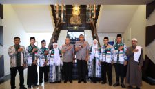 “Kapolda Banten Irjen Pol. Hengki bersama Wakapolda Banten Brigjen Pol. Iwan Saktiadi berfoto bersama tujuh personel Polda Banten sebelum keberangkatan ibadah umrah.”