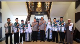 “Kapolda Banten Irjen Pol. Hengki bersama Wakapolda Banten Brigjen Pol. Iwan Saktiadi berfoto bersama tujuh personel Polda Banten sebelum keberangkatan ibadah umrah.”