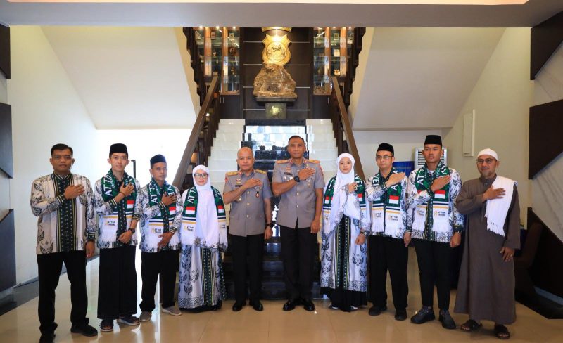 “Kapolda Banten Irjen Pol. Hengki bersama Wakapolda Banten Brigjen Pol. Iwan Saktiadi berfoto bersama tujuh personel Polda Banten sebelum keberangkatan ibadah umrah.”