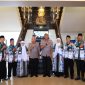 “Kapolda Banten Irjen Pol. Hengki bersama Wakapolda Banten Brigjen Pol. Iwan Saktiadi berfoto bersama tujuh personel Polda Banten sebelum keberangkatan ibadah umrah.”