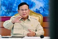 Presiden Republik Indonesia, Prabowo Subianto, saat menyampaikan arahan dalam sebuah pertemuan.