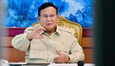 Presiden Republik Indonesia, Prabowo Subianto, saat menyampaikan arahan dalam sebuah pertemuan.